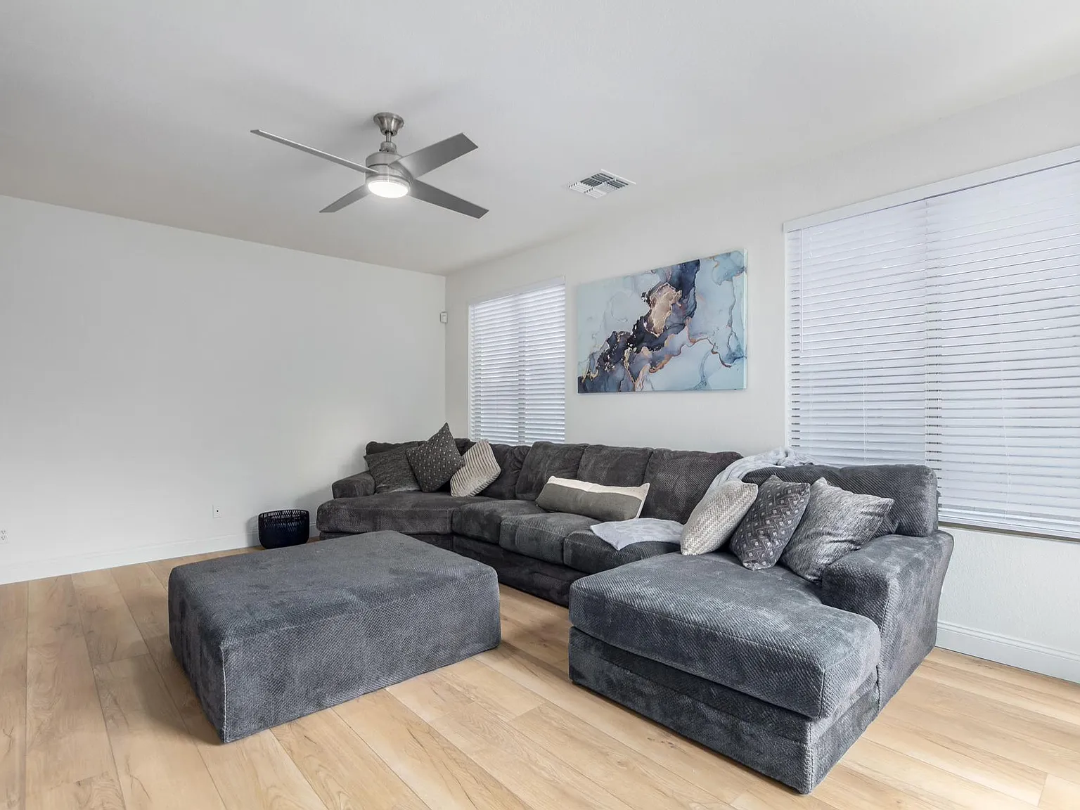 4 bed, 2135 sqft, $5,995 — Photo 4