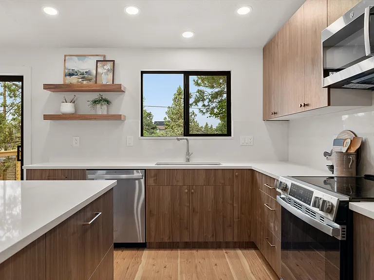 Kitchen, slow close drawers! All appliances less than 2 years old