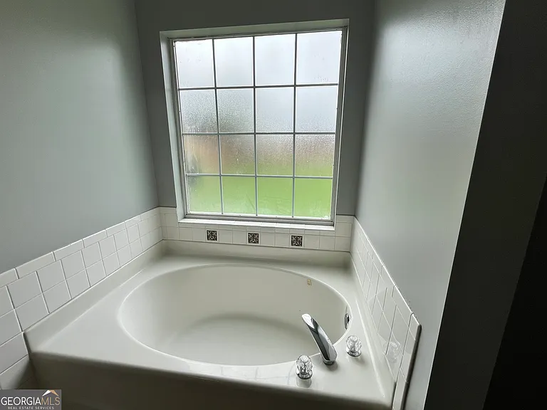 102 Myles Ln — Photo 4
