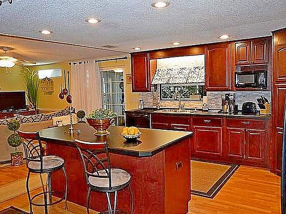 3rd image of 905 King Orange Dr