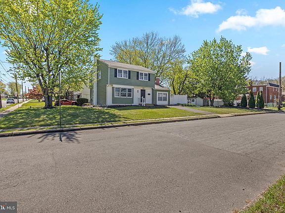 5th image of 323 Edgewood Ave
