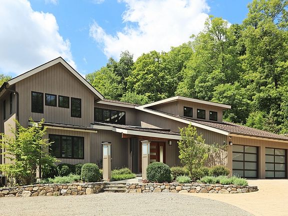 A relaxed setting for this stunning contemporary