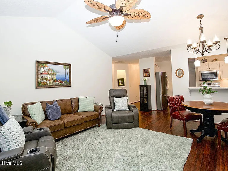 320 Hiscott Ln — Photo 4