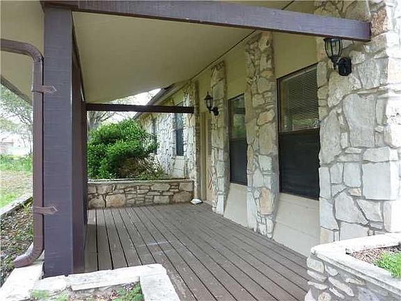 4th image of 1202 Oakwood Dr