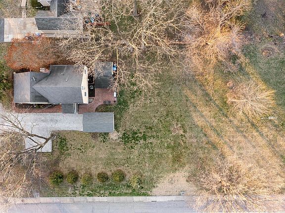 4th image of 1061 Saint Louis St