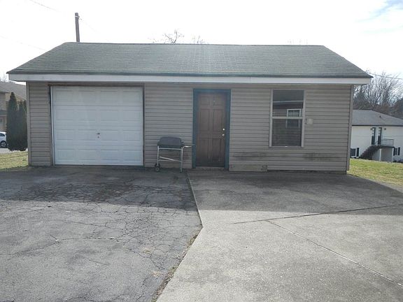 3rd image of 1868 Memorial Dr