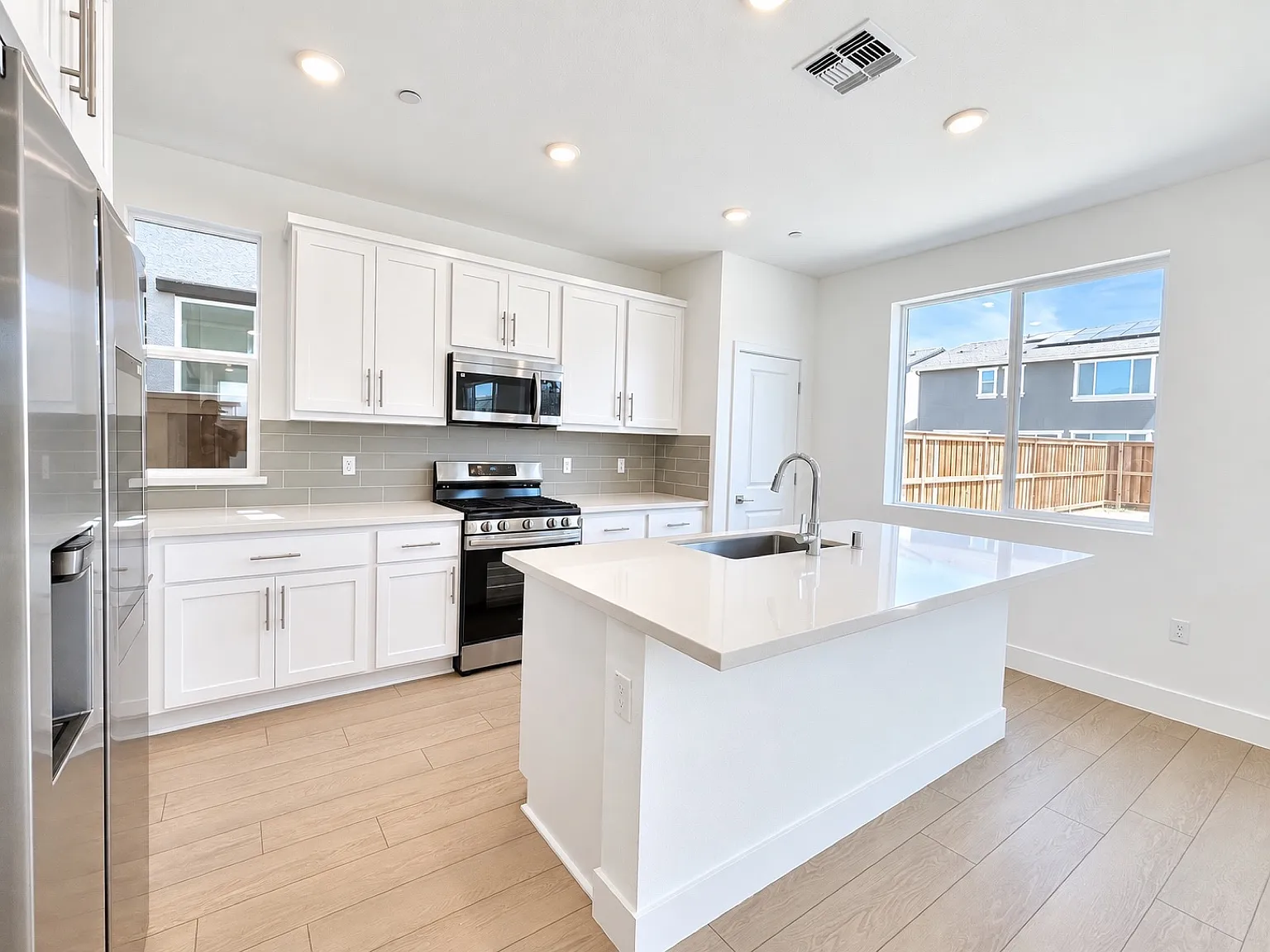 4 bed, 2152 sqft, $600 — Photo 2