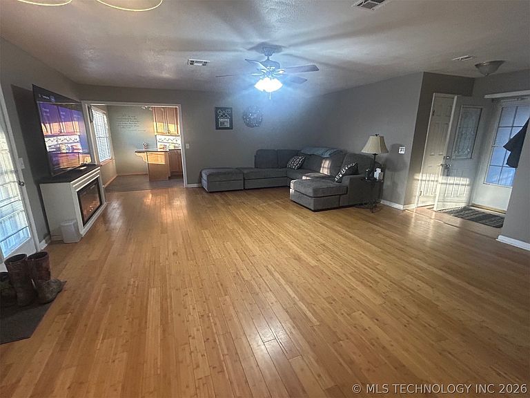 Listing photo 5