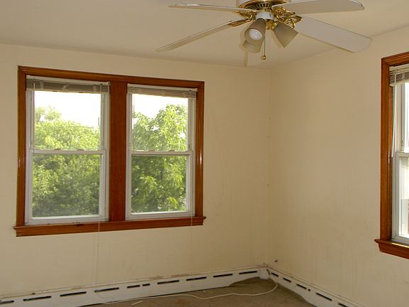 3rd image of 1154 Gress St