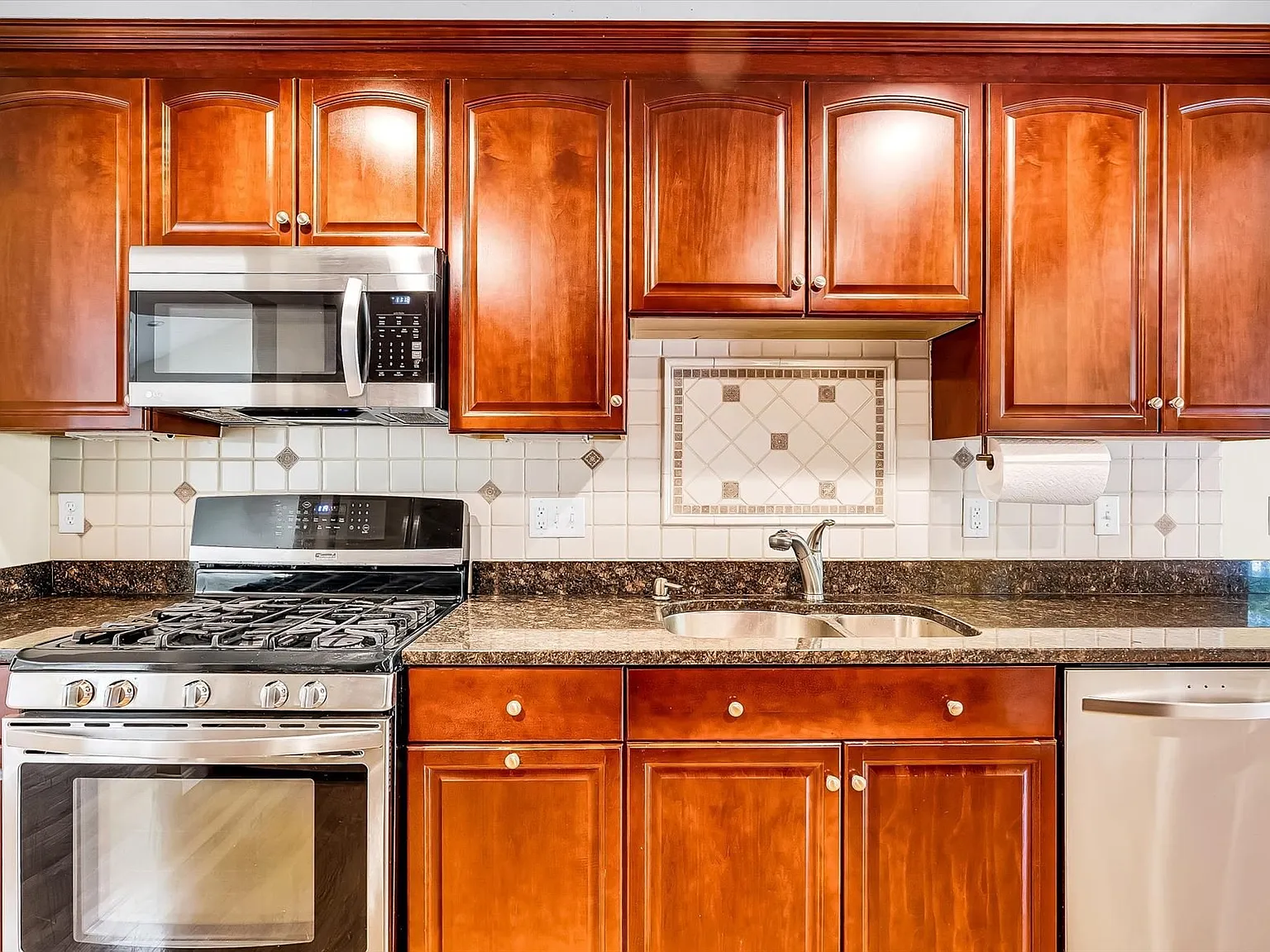 3 bed, 4.0 bath, 2499 sqft, $3,500 — Photo 3
