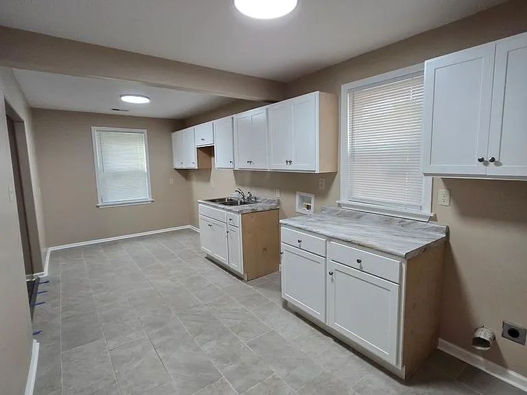 1947 Clovia Ln — Photo 6