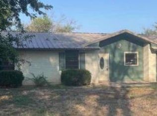 905 N 9th St, San Saba, TX 76877