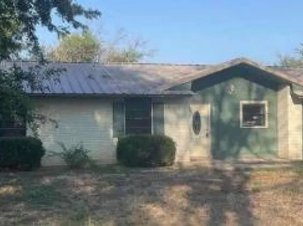 905 N 9th St, San Saba, TX 76877