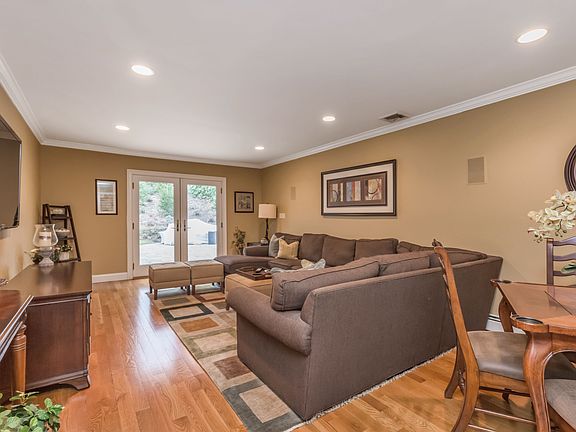 3rd image of 29 Farmington Ln