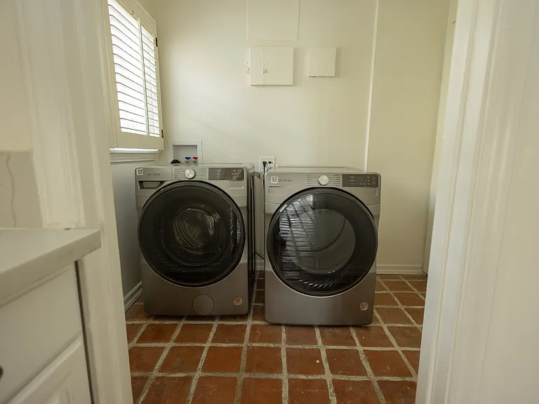 446 S La Peer Dr — Photo 7