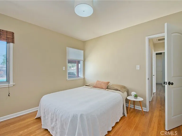 2121 N Screenland Dr — Photo 21