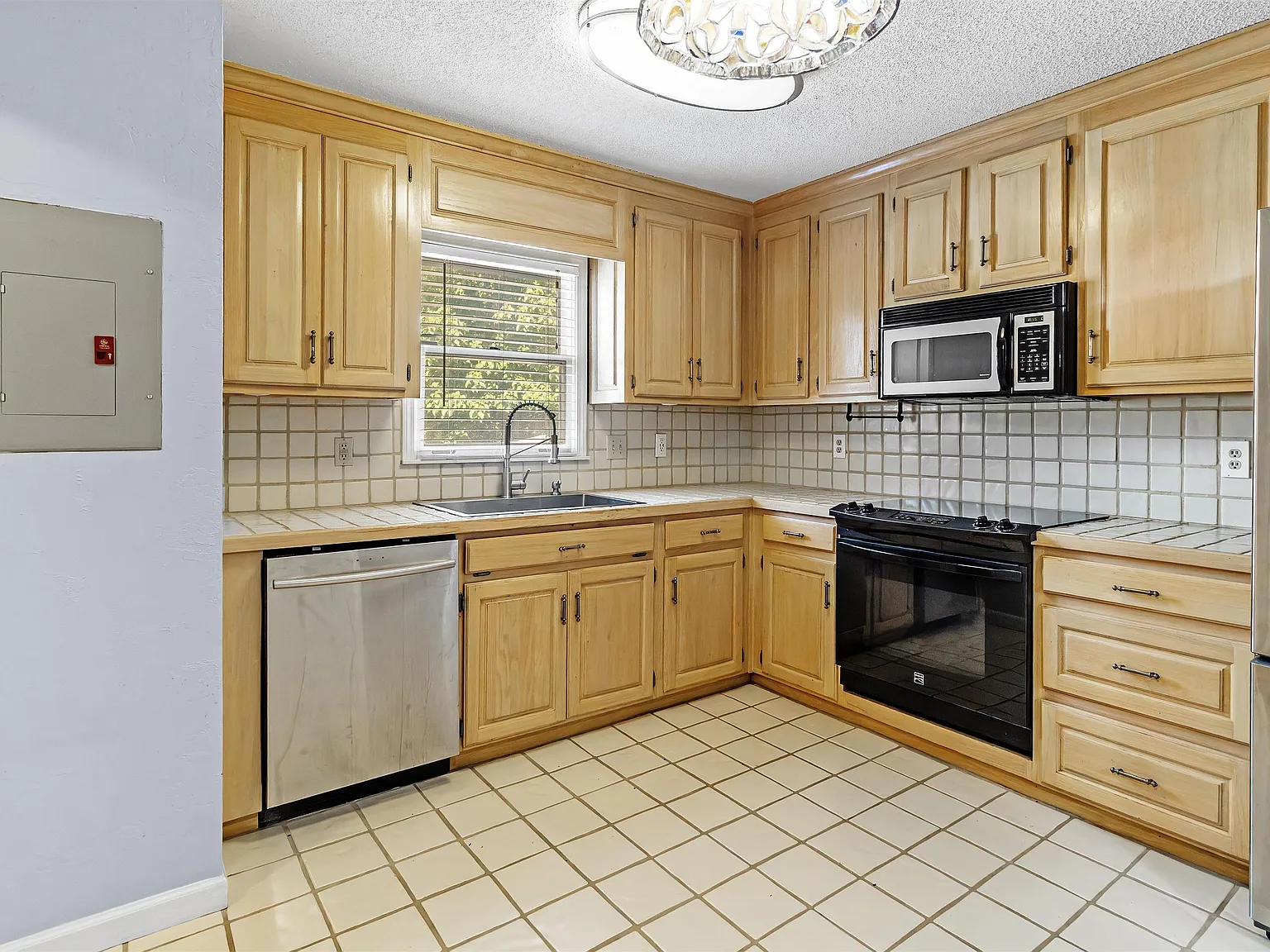 2 bed, 2.5 bath, $2,100 — Photo 4