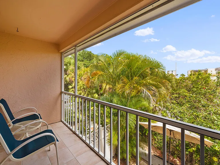 Master Bedroom Private Screened In Lanai.