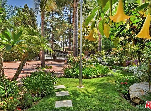 4th image of 13749 Chandler Blvd