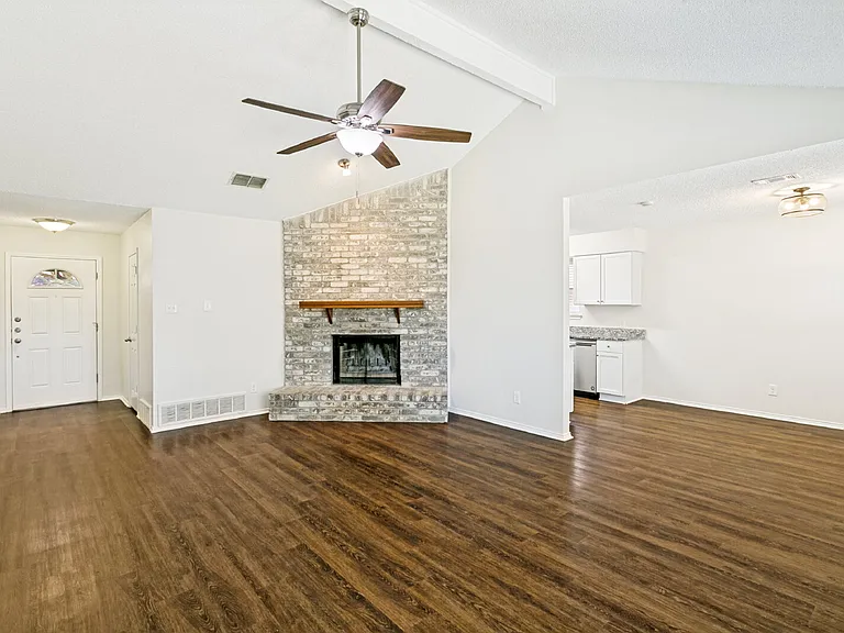 536 Clover Dr — Photo 2