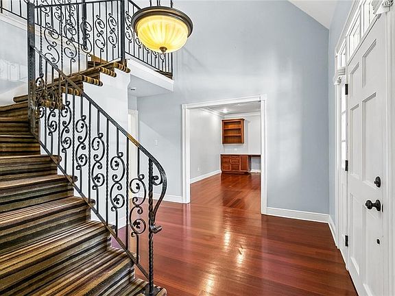 3rd image of 30 Shenandoah St