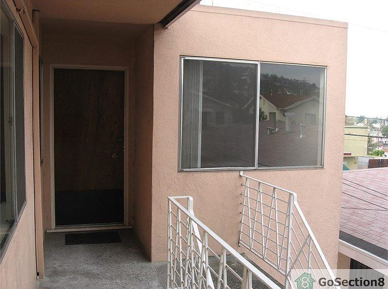 2nd image of 3042 Macarthur Blvd #1