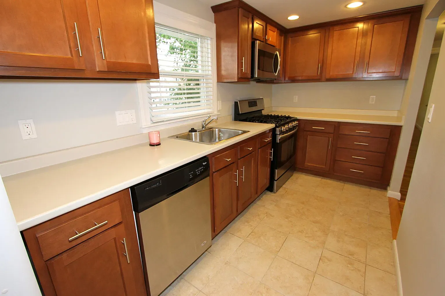 3 bed, 1.5 bath, 1400 sqft, $3,300 — Photo 3