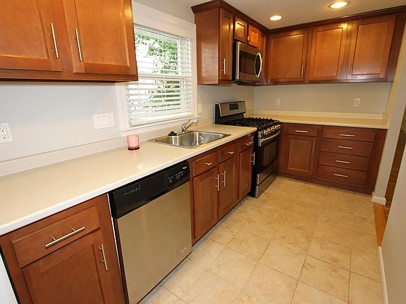 3rd image of 70 Crescent St