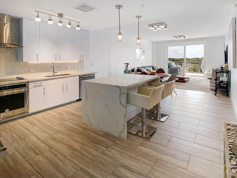 236 SE 5th Ave #410 — Photo 4