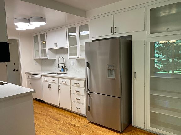 4th image of 1100 Sharon Park Dr APT 11
