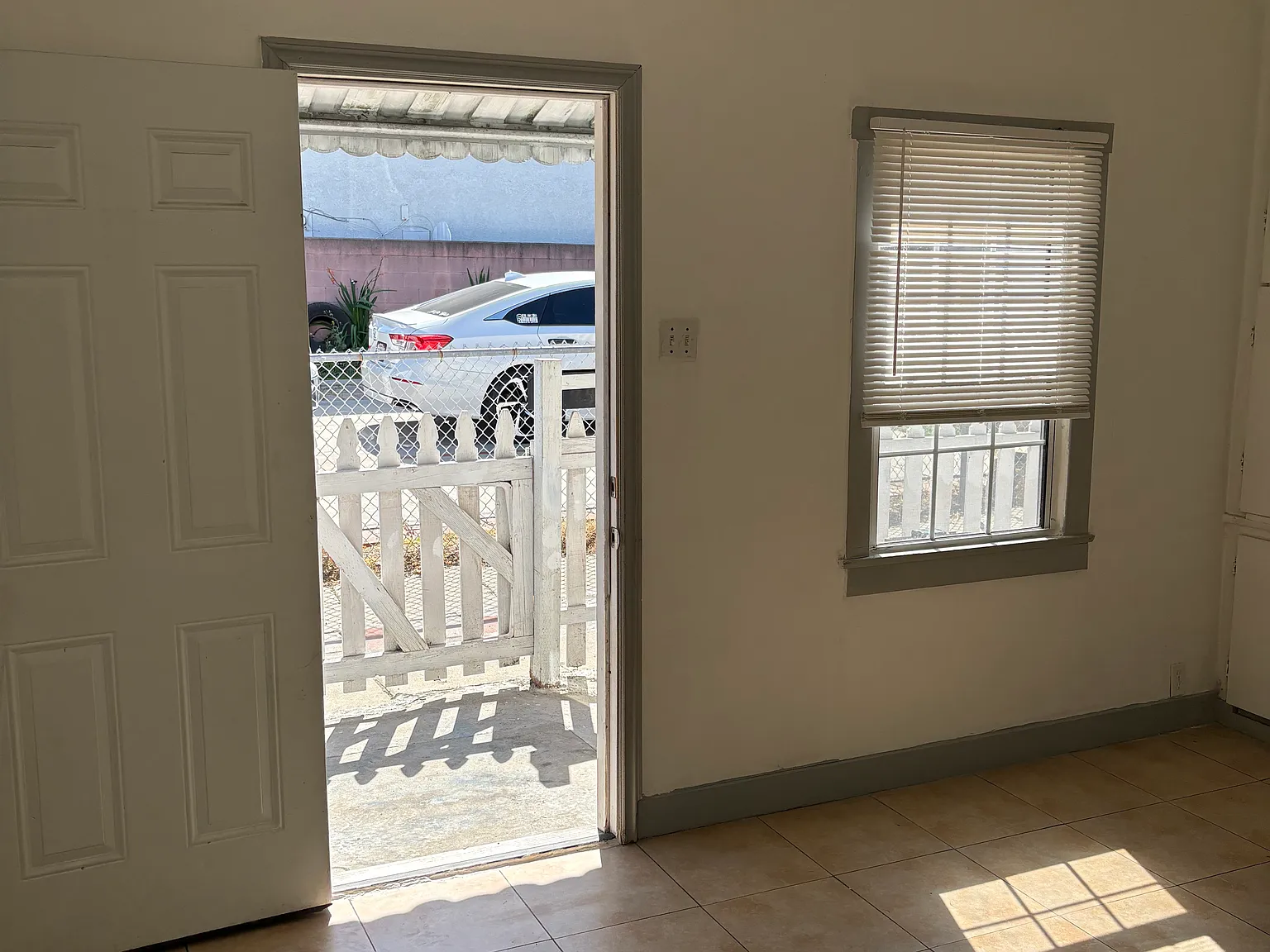 137 N Marshall Ct — Photo 3