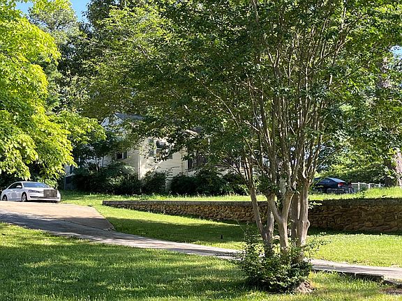 3rd image of 3933 Fairfax Dr
