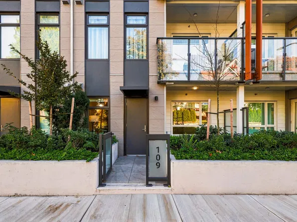 82 1st St #109, New Westminster, BC V3L 2G1