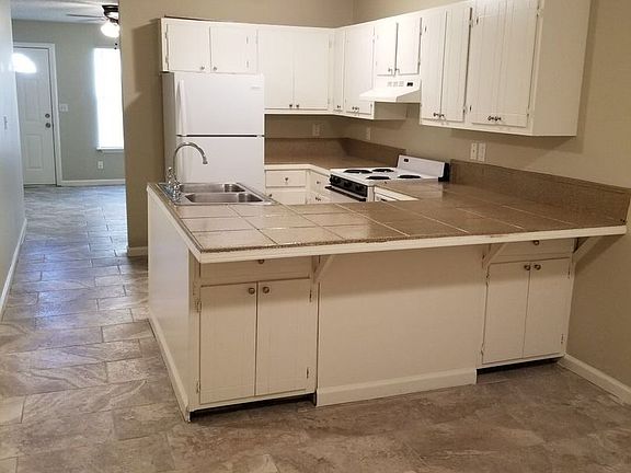 2nd image of 1000 N Red St APT 5