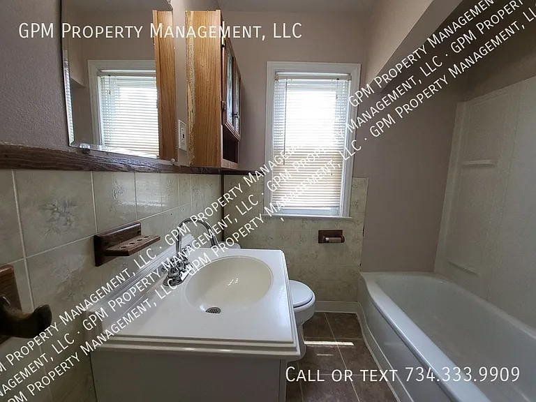 2745 Margaret St — Photo 11