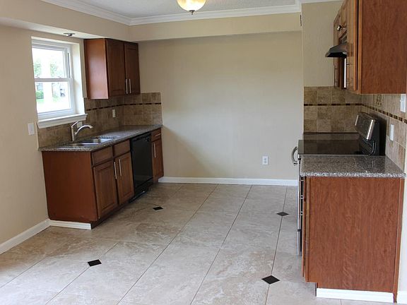 3rd image of 906 Edgefield Dr