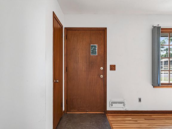 3rd image of 10417 7th St NE