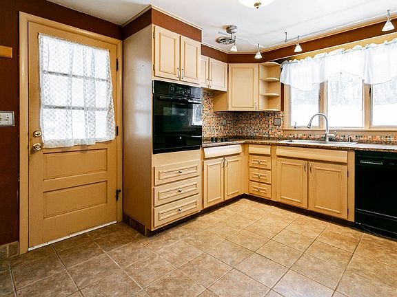 4th image of 112 Southfield Dr