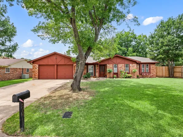 2504 Gettysburg Pl, Bedford, TX 76022