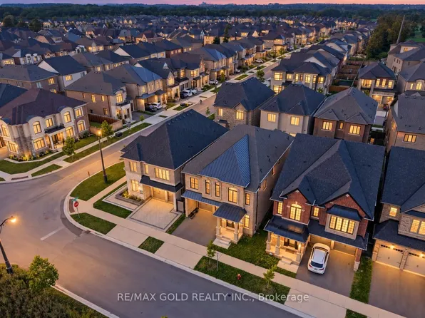 1199 Queens Plate Rd E, Oakville, ON L6M 5M4