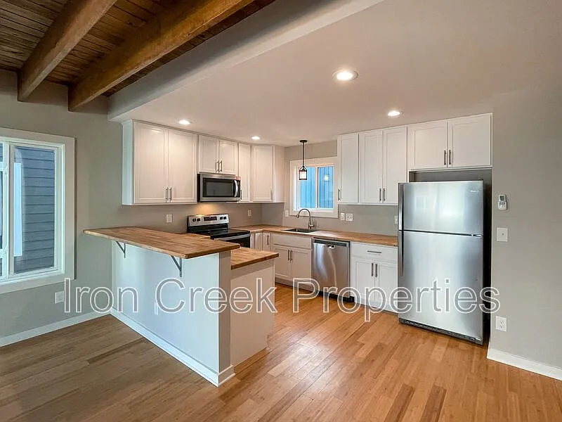 2 bed, 1.5 bath, 840 sqft, $1,495 — Photo 3