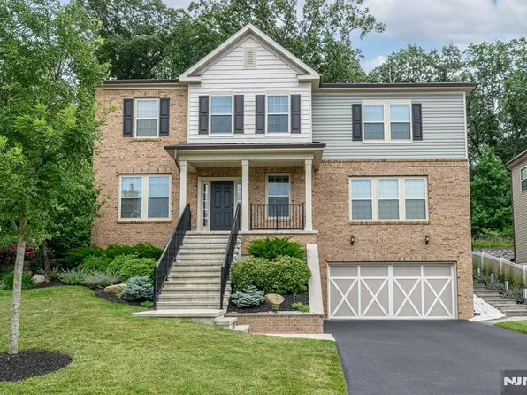 22 Hilltop Dr, North Caldwell, NJ 07006