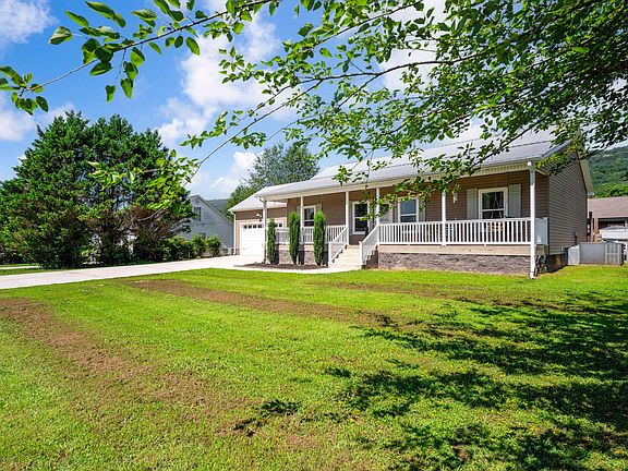 3rd image of 221 Hill Cir