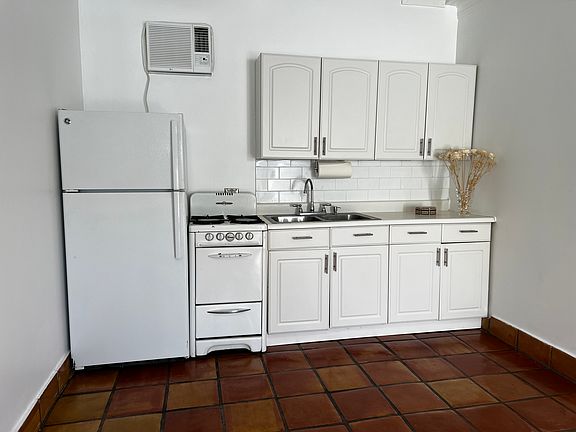 2nd image of 4833 Cartwright Ave
