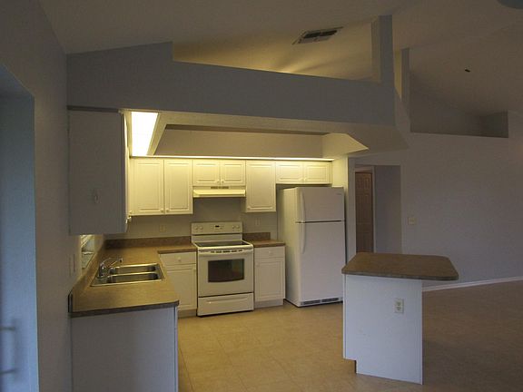 5th image of 1529 SW 15th Pl