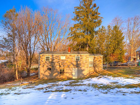 2nd image of 201 Orchard View Ln