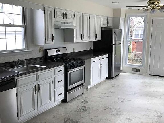 5th image of 1327 S Queen St