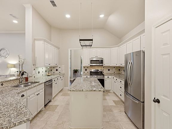 4th image of 2421 London Dr