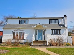 79 Madison St, Farmingdale, NY 11735
