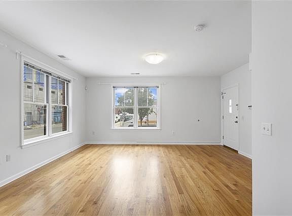 5th image of 437 Whiton St
